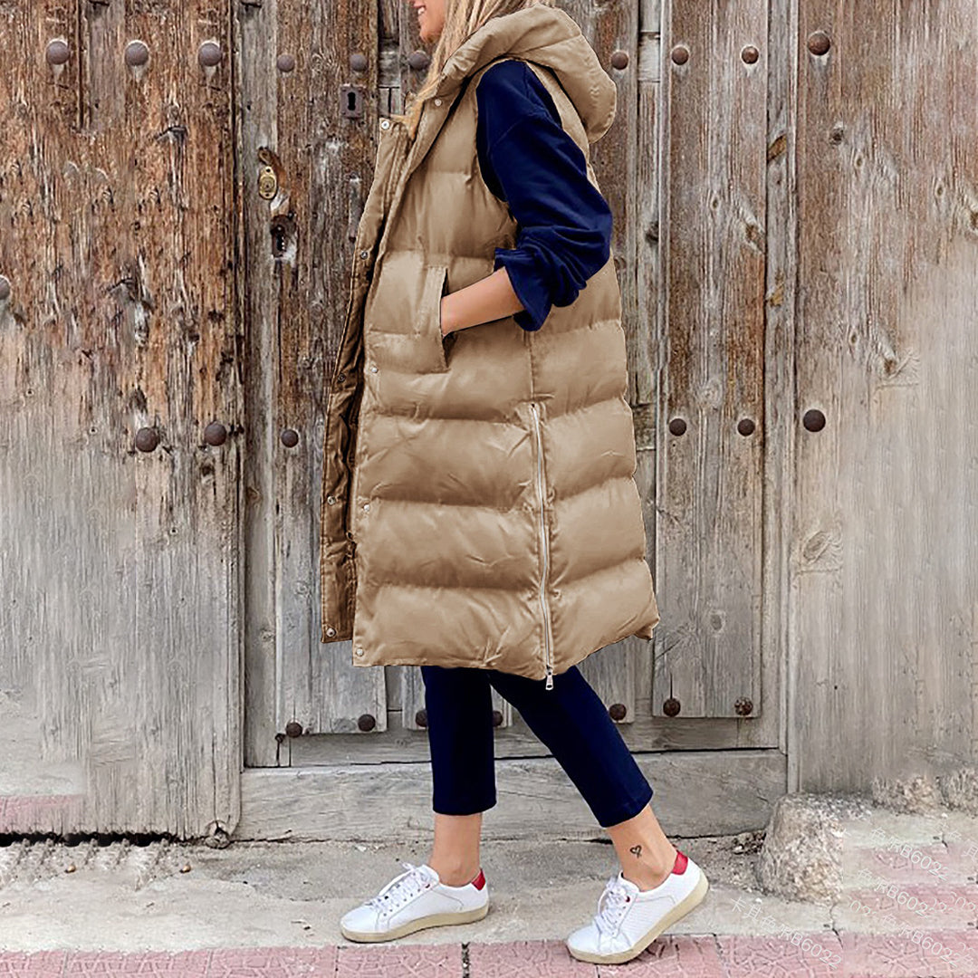 Elegante chaleco largo sin mangas para mujer. Con capucha, perfecto para combinar en moda diaria.
