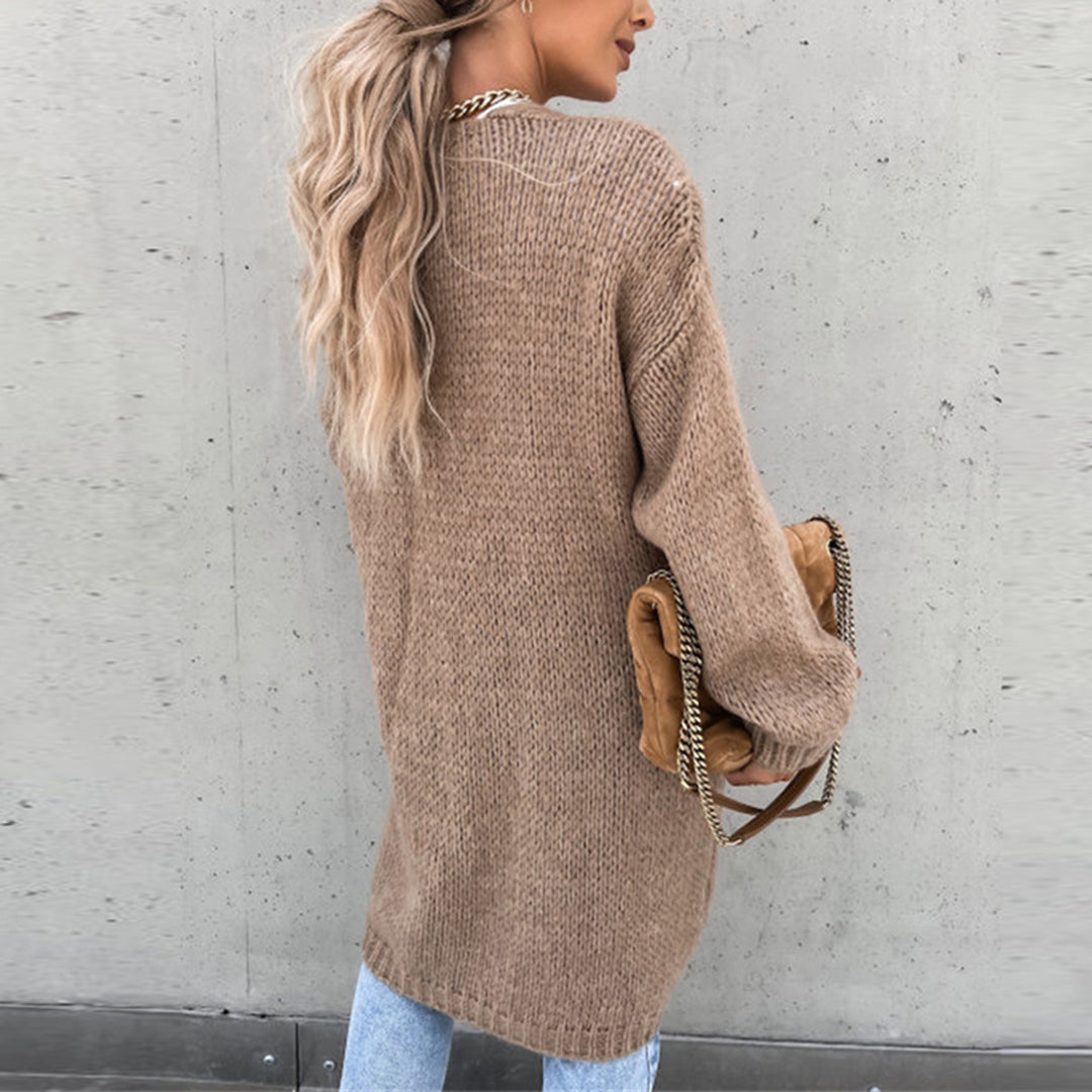 Mujer con cárdigan largo, ideal para looks de invierno. Estilo casual y cómodo.