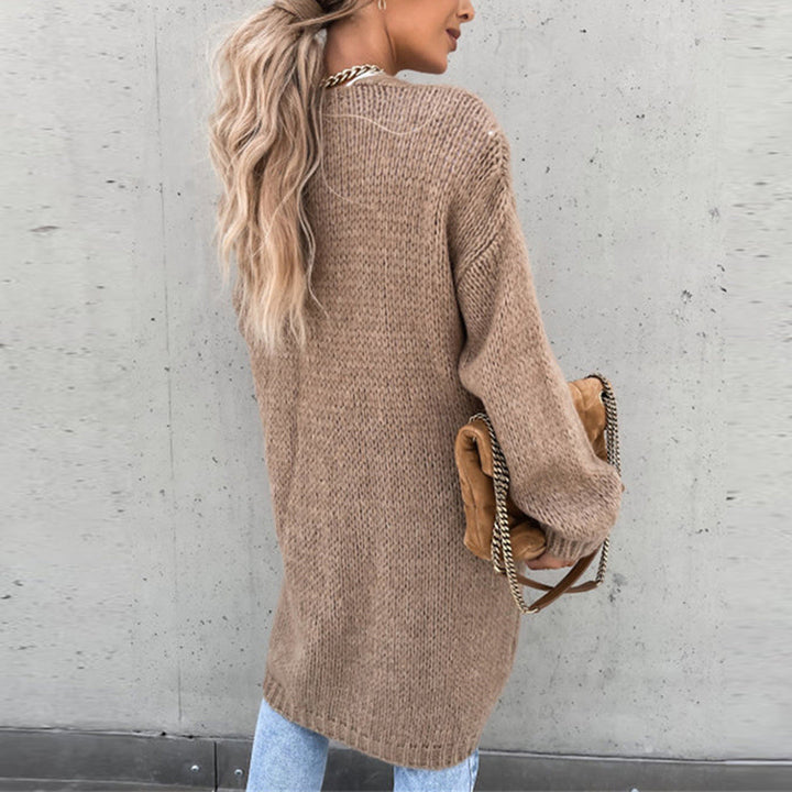 Mujer con cárdigan largo, ideal para looks de invierno. Estilo casual y cómodo.