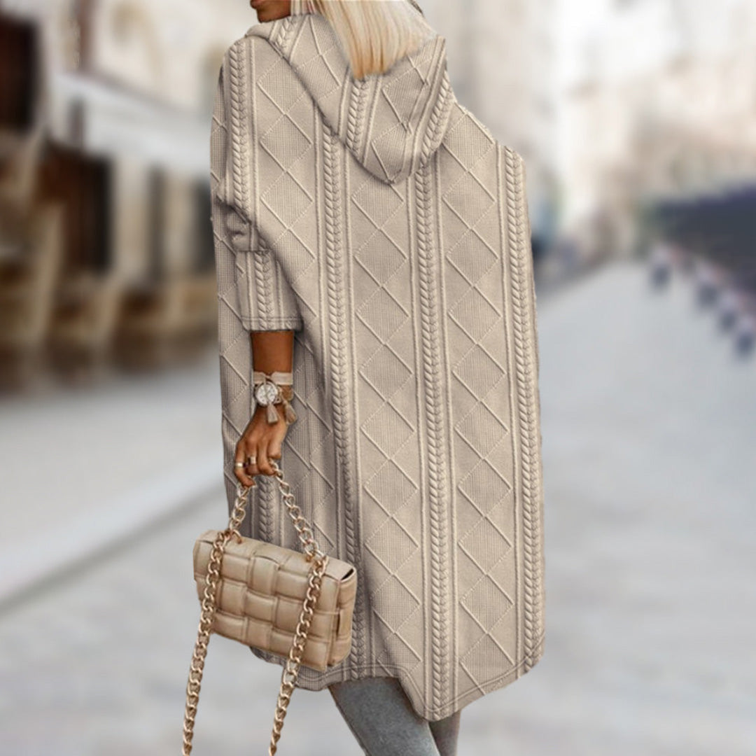 Mujer luciendo abrigo de invierno con capucha, estilo sofisticado, cálido y moderno.