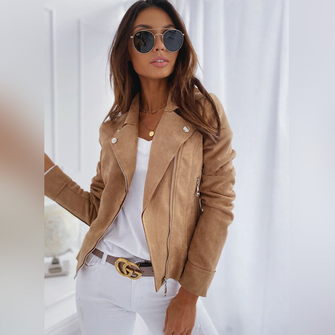 Chaqueta moderna ISLA para mujer, ideal para otoño, con diseño de botones y cortes únicos.