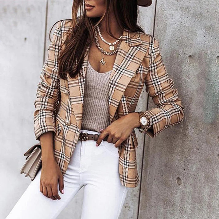 Mujer vistiendo blazer reversible de cuadros, look chic y moderno, perfecto para oficina y estilo casual.