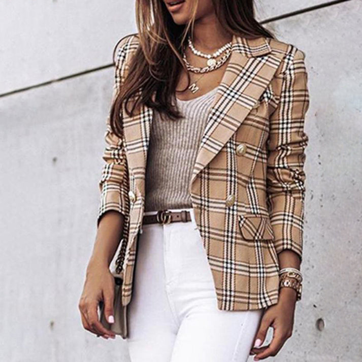 Modelo luciendo blazer de mujer con cuadros, reversible, estilo versátil para otoño/invierno, casual o elegante.