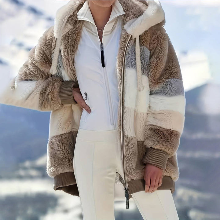 Mujer vistiendo chaqueta polar con capucha. Ropa de abrigo casual y cálida, ideal para el frío invernal.