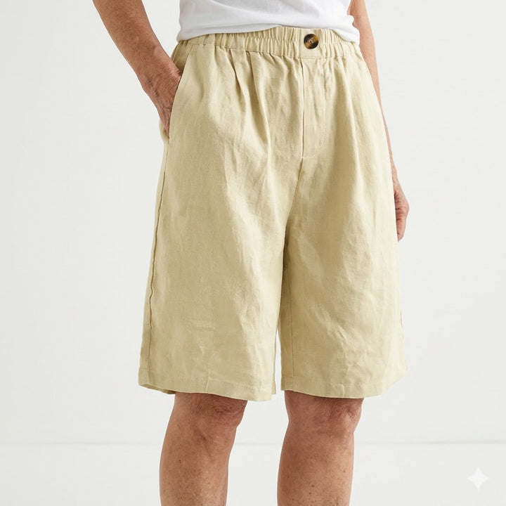Vista trasera de pantalones cortos de mujer con cintura elástica, cómodos y frescos para vacaciones.