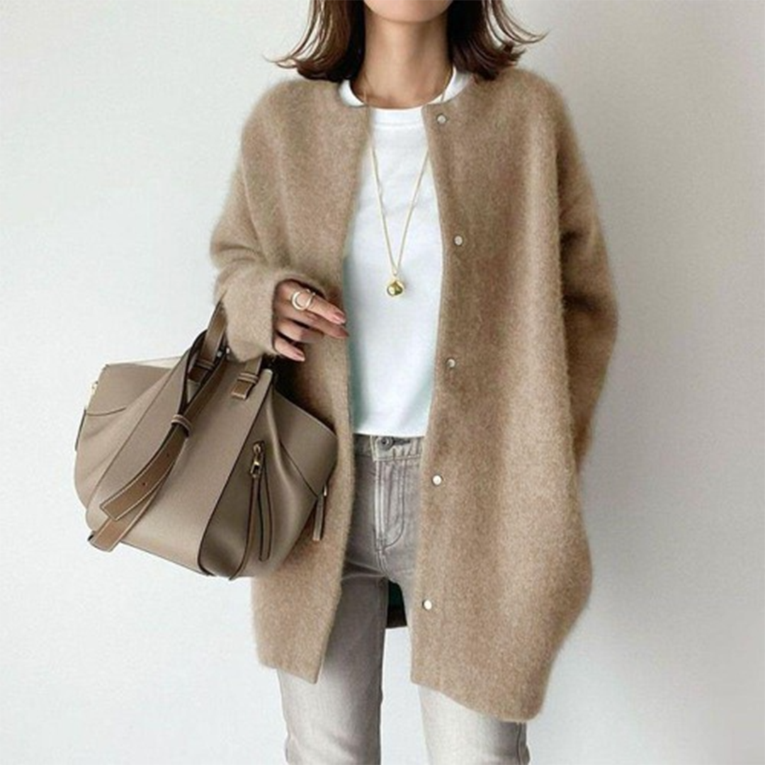 Chaqueta de punto oversize elegante para mujer, color beige, ideal para comodidad chic y moda invierno.