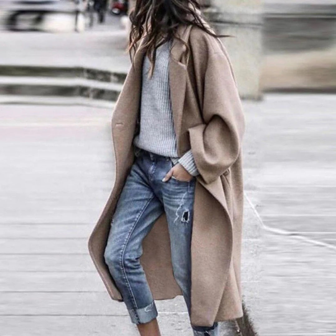 Chaqueta de invierno para mujer en azul o caqui. Ropa exterior cálida, de moda y estilo elegante.