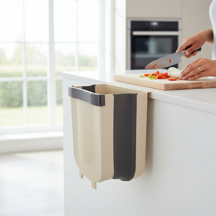 Papelera de cocina plegable y colgante para gabinete, optimizando espacio y limpieza en la cocina.