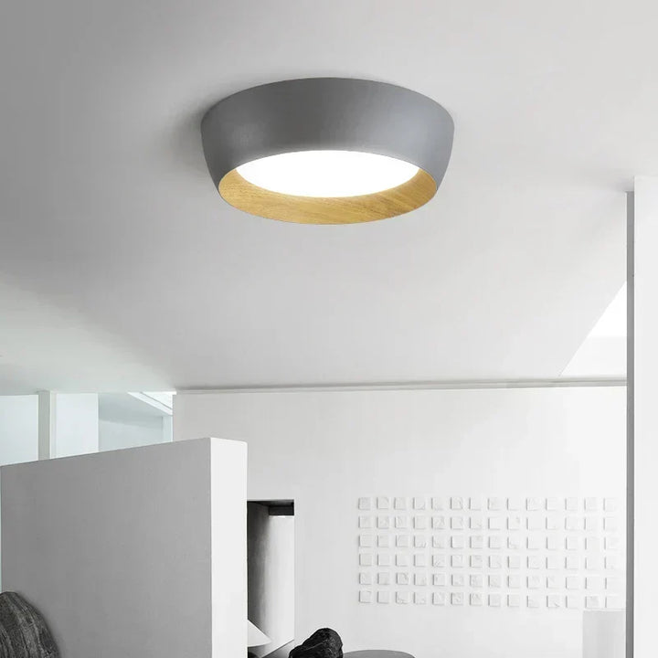 Iluminación moderna: lámpara de techo redonda con aro de madera. Luz LED para un ambiente acogedor y estilo minimalista.