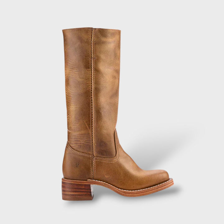 Detalle de las botas altas para mujer. Calzado femenino cómodo con estilo elegante, ideal para otoño invierno.