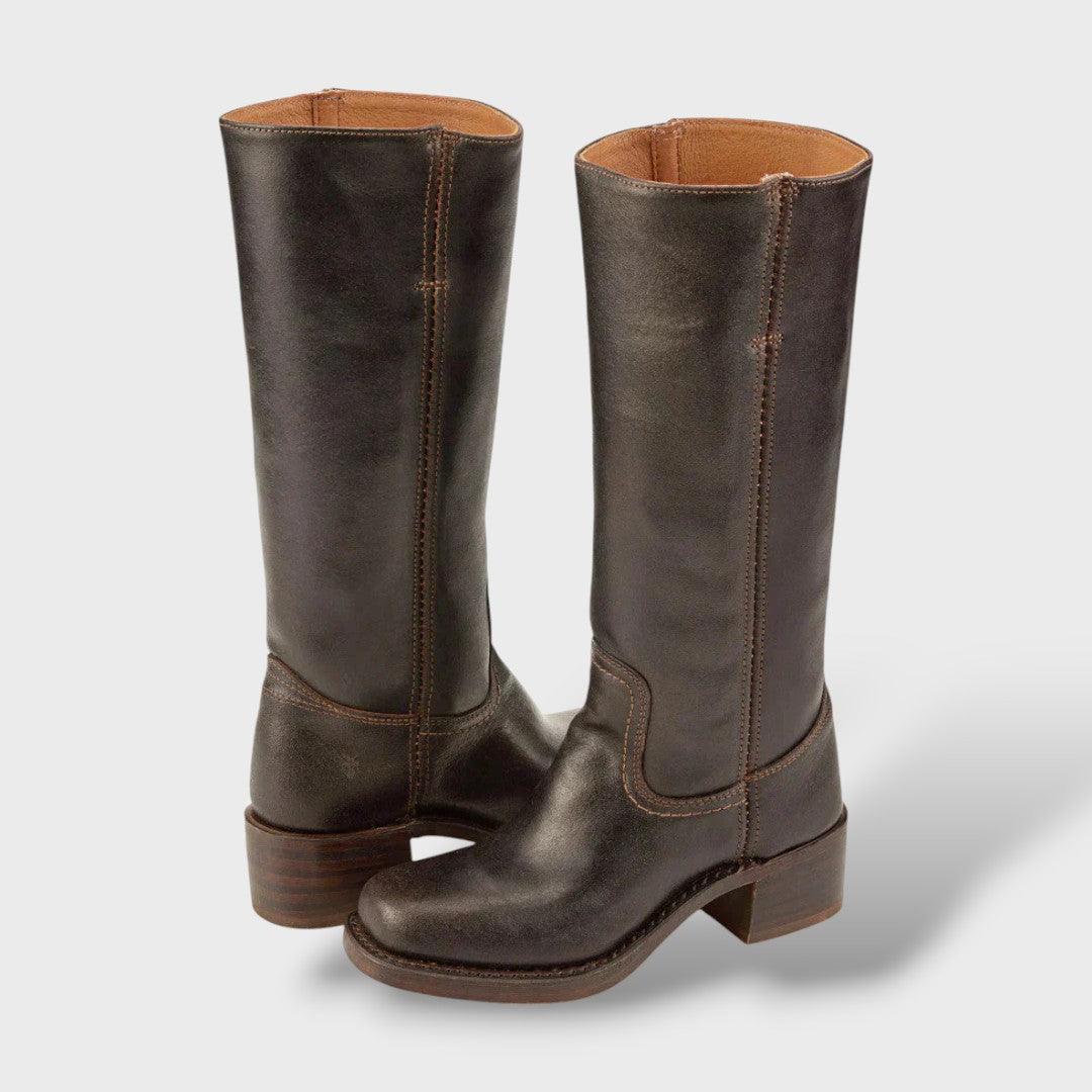 Botas altas cómodas para mujer con suela estructurada. Calzado femenino elegante, perfecto para el otoño invierno.
