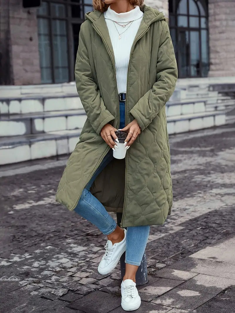 Mujer con chaqueta acolchada de algodón casual, cómoda y versátil, ideal para el día a día.