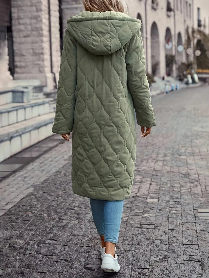 Primer plano de chaqueta acolchada de algodón para mujer, diseño moderno y textura suave.