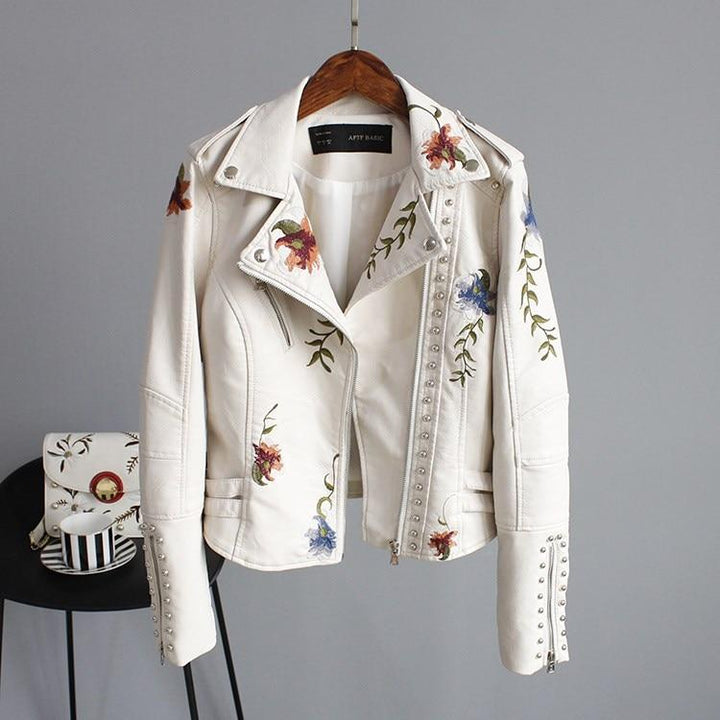 Chaqueta de polipiel estilo biker para mujer, con elegante bordado floral. Pieza clave para el guardarropa.