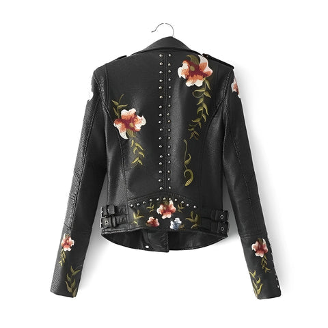 Detalle del bordado floral en la manga de chaqueta de polipiel para mujer. Toque sofisticado y femenino.
