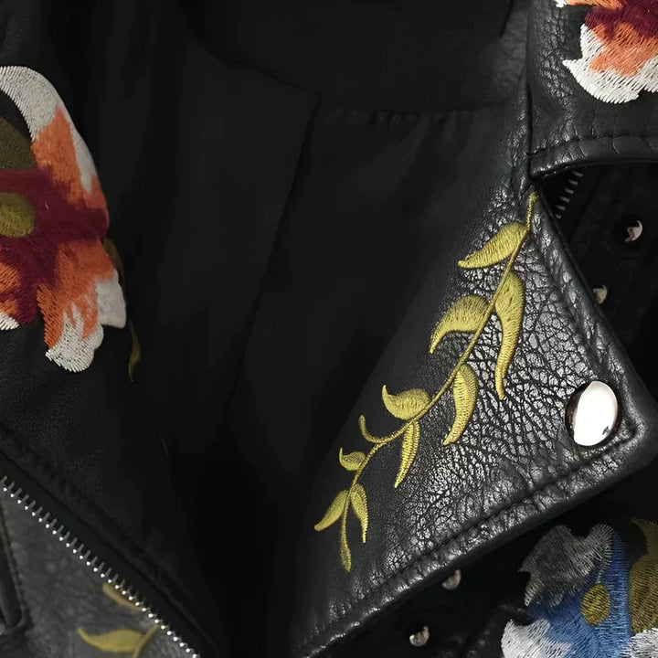 Chaqueta de polipiel cortavientos para mujer con bordado floral, vista frontal. Perfecta para estilo casual.