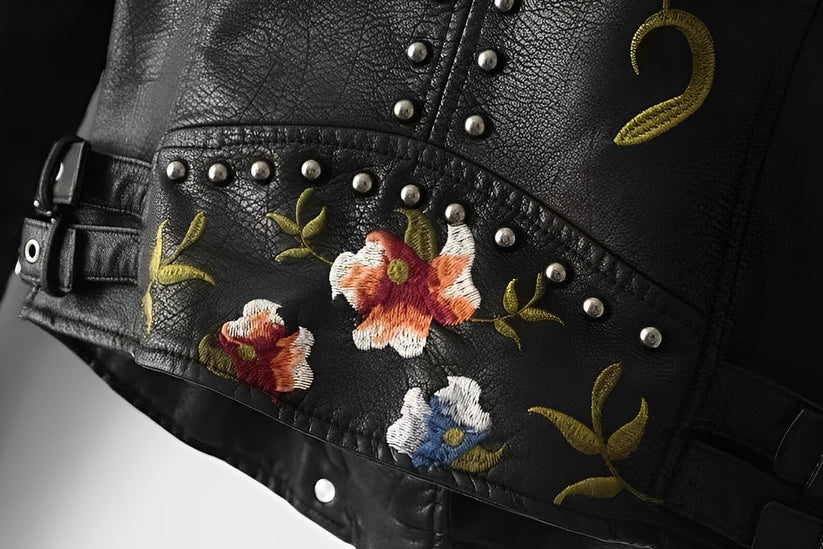 Chaqueta de polipiel blanca con bordado floral, ideal como cortavientos y ropa exterior de moda para mujer.