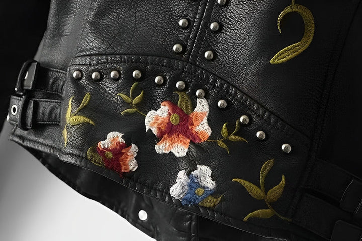Chaqueta de polipiel blanca con bordado floral, ideal como cortavientos y ropa exterior de moda para mujer.