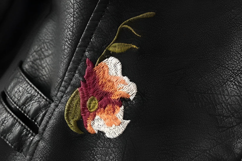 Chaqueta de polipiel para mujer con bordado floral, combinada con ropa exterior casual de moda femenina.