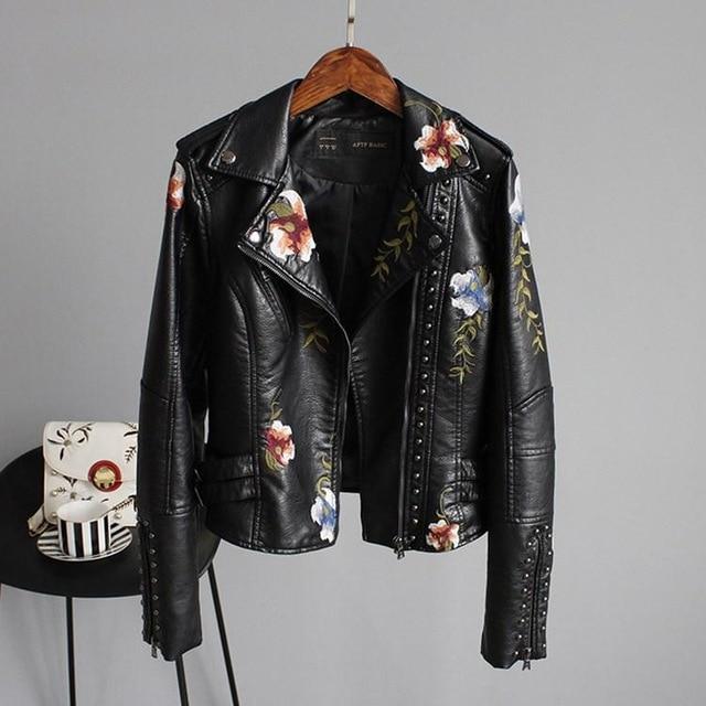 Espalda de chaqueta de polipiel de mujer con llamativo bordado floral. Moda femenina versátil y con estilo.