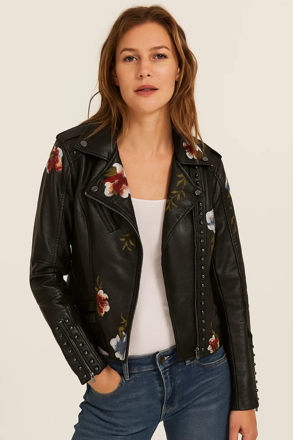 Chaqueta de polipiel negra para mujer con bordado floral. Estilo biker casual de moda para otoño e invierno.