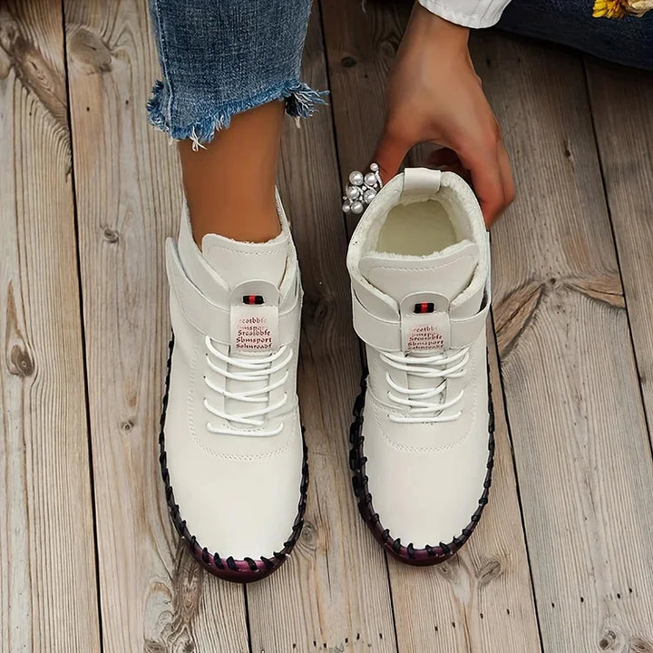 Primer plano de botas de invierno YARA para mujer, destacando su material cálido y acabado de calidad.