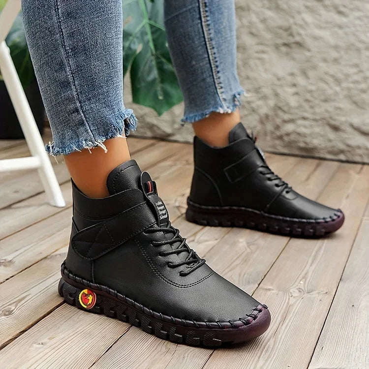 Botas de mujer YARA en vista lateral, resaltando su diseño elegante, calidez y suela antideslizante para invierno.