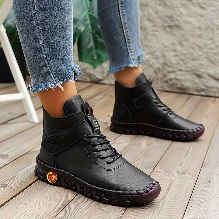 Botas de mujer YARA en vista lateral, resaltando su diseño elegante, calidez y suela antideslizante para invierno.