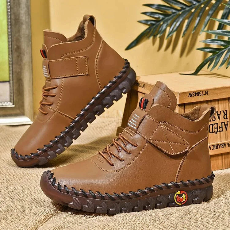 Detalle de cierre en botas de invierno YARA para mujer, realzando estilo y facilidad de uso. Zapatos cálidos.