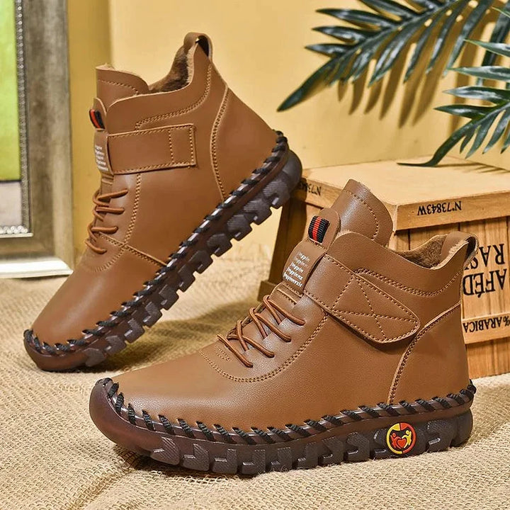 Detalle de cierre en botas de invierno YARA para mujer, realzando estilo y facilidad de uso. Zapatos cálidos.