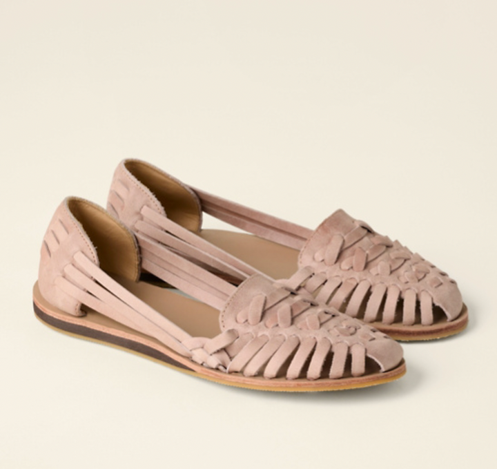 Zapatillas planas de mujer con diseño trenzado en detalle. Calzado femenino versátil, cómodo y elegante.