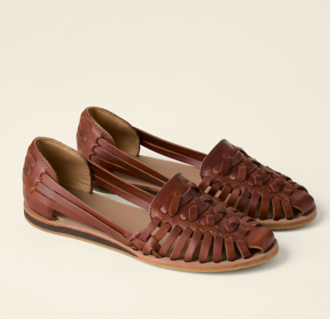 Zapatos planos de mujer sin cordones, estilo trenzado casual. Calzado cómodo y de moda para el día a día.