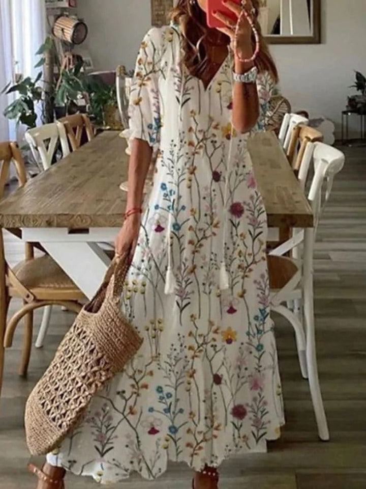Mujer luce un vestido maxi floral elegante y fluido, perfecto para un look cómodo de primavera-verano.