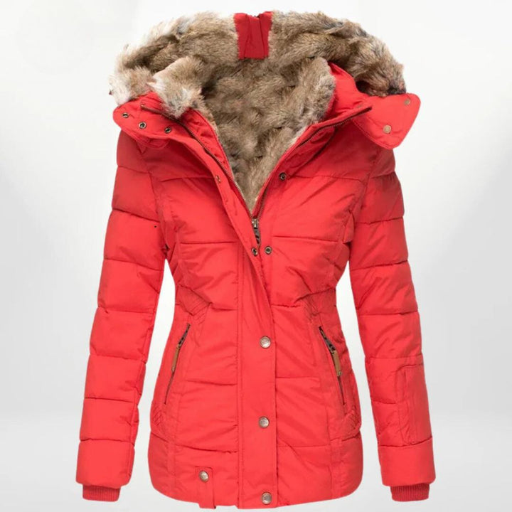Detalle de abrigo de invierno para mujer, cuello alto, protección y elegancia contra el frío.