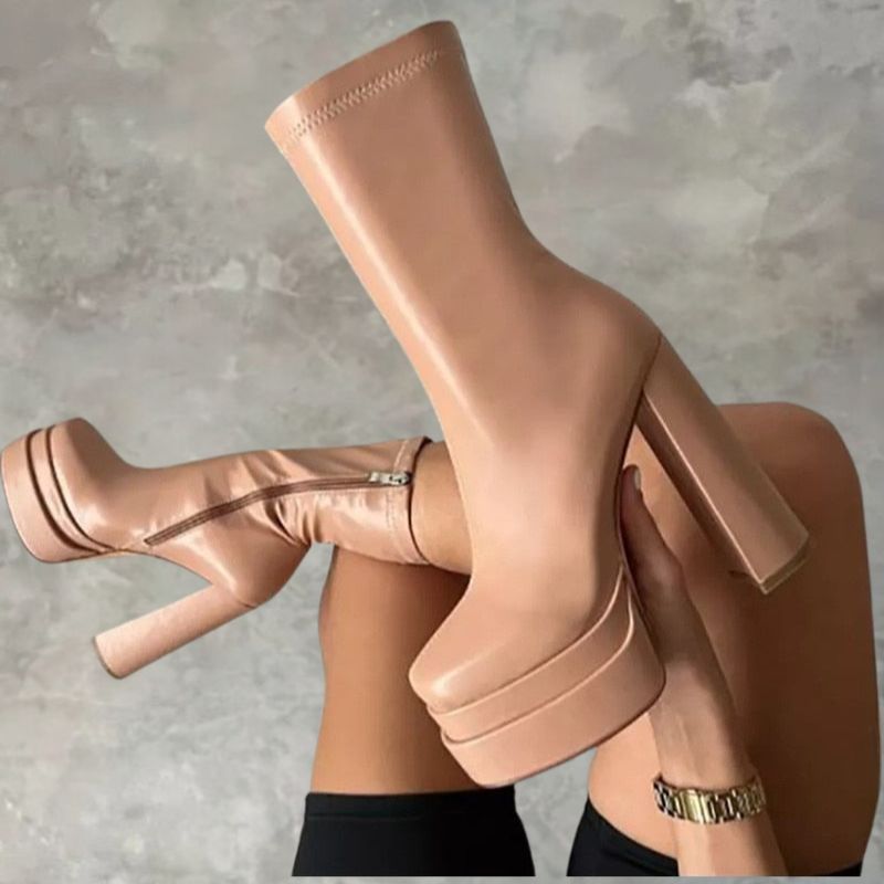 Botas altas elegantes de mujer con tacón, perfectas para el invierno. Combinan moda, estilo y confort.