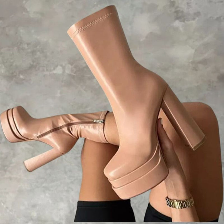 Botas altas elegantes de mujer con tacón, perfectas para el invierno. Combinan moda, estilo y confort.