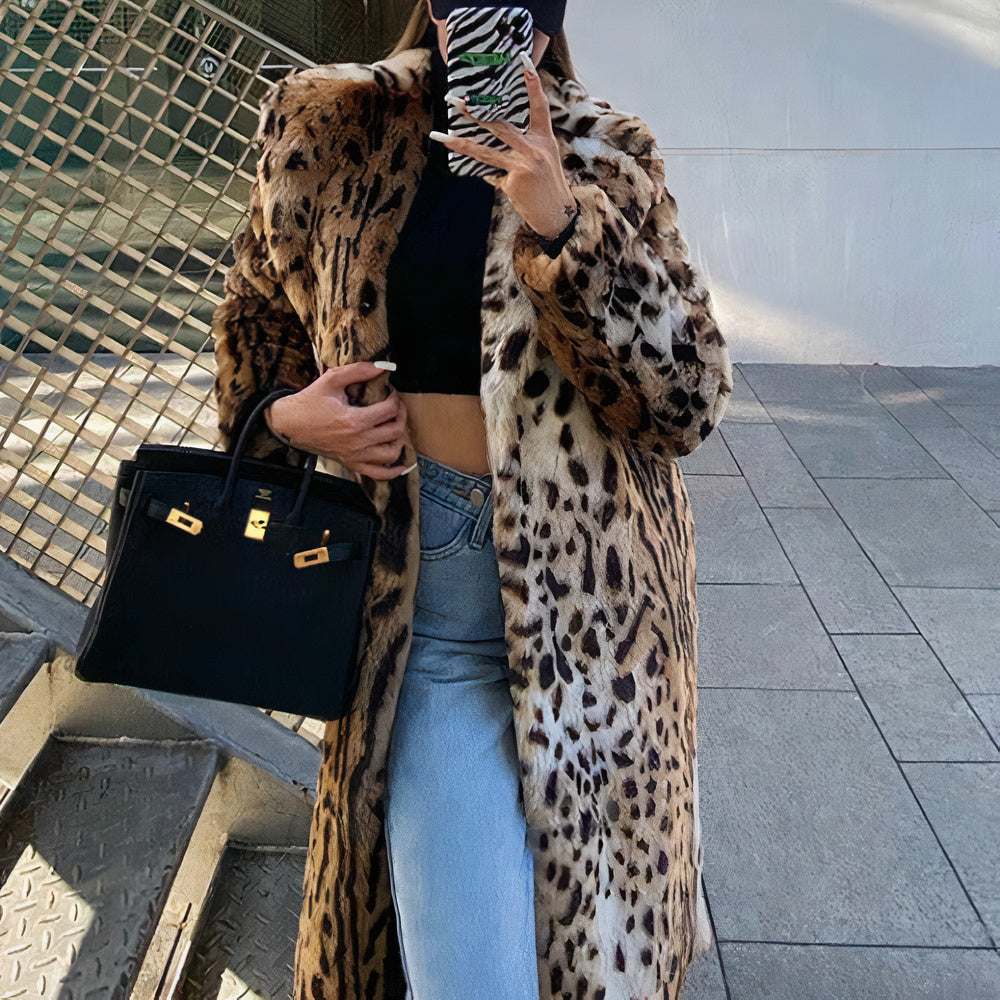 Abrigo elegante de invierno para mujer con estampado de tigre. Chaqueta cálida y de moda para exterior.