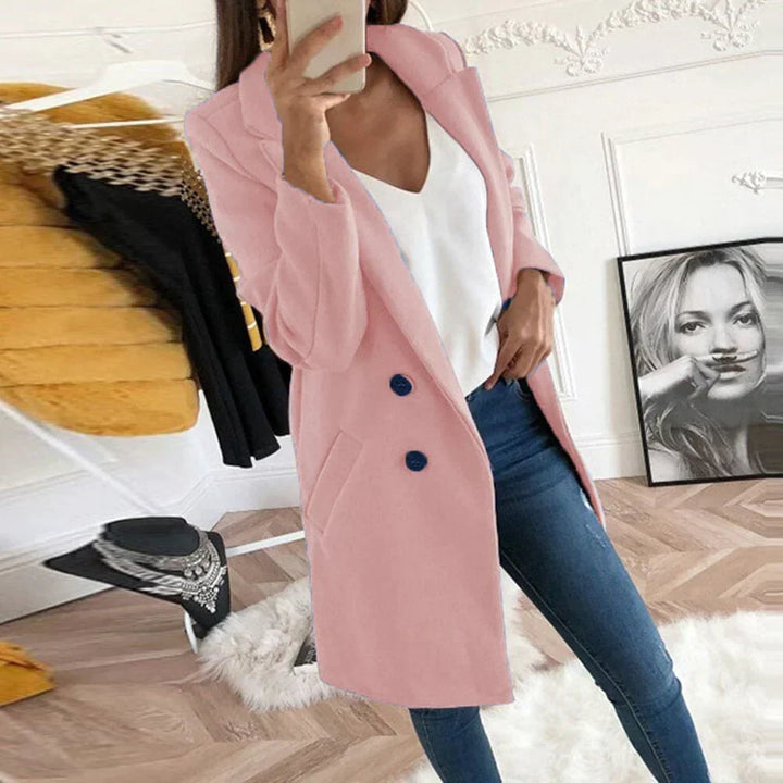 Abrigo clásico de mujer, esencial para el invierno. Elegancia atemporal, calidez y moda exterior sofisticada.