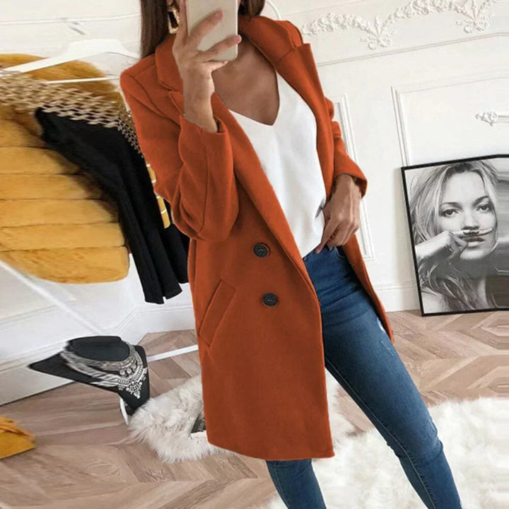 Detalle de la textura suave y cálida del abrigo clásico de mujer. Confort y estilo para el invierno.