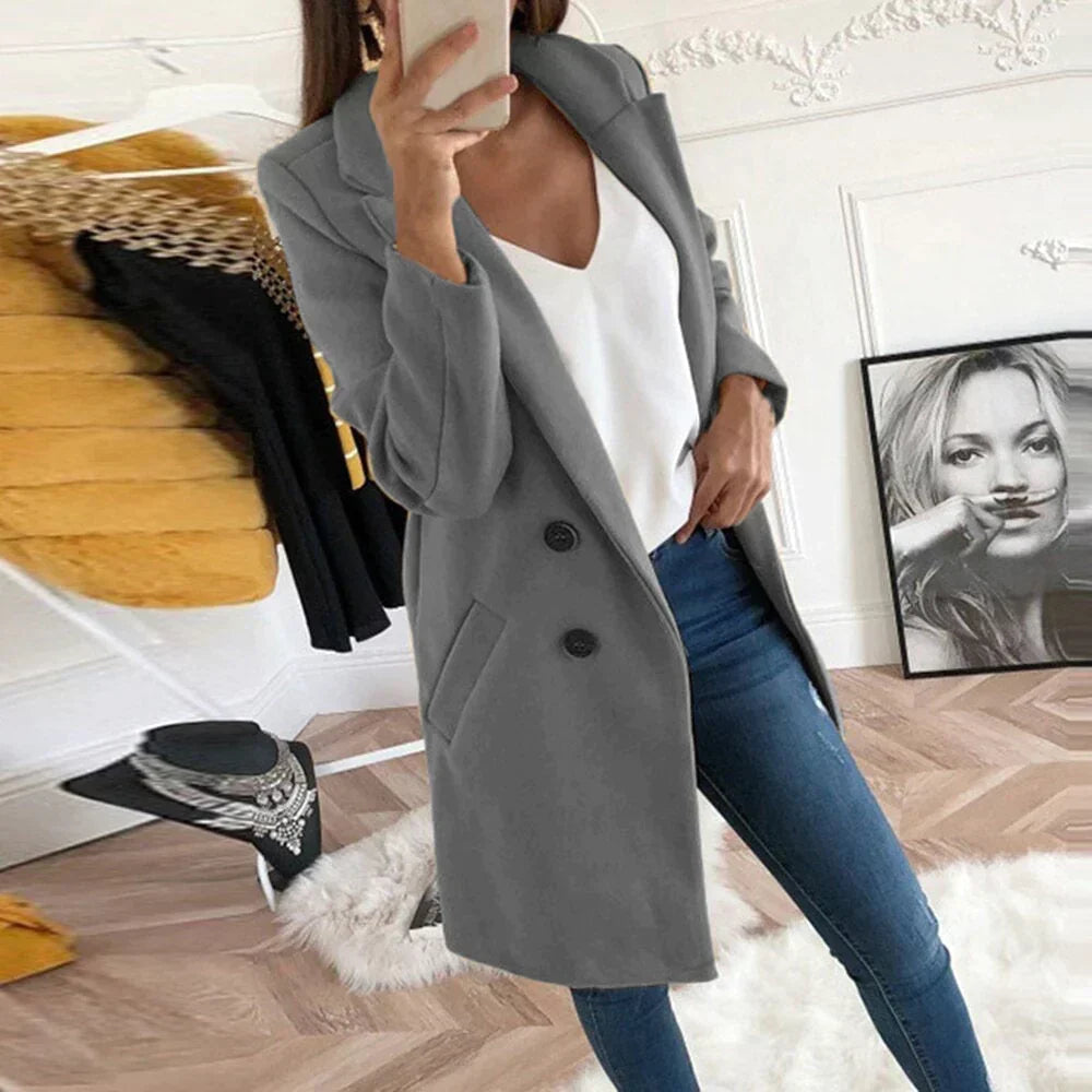 Interior del abrigo clásico de mujer, forro suave que aporta calidez y confort. Ideal para el invierno.