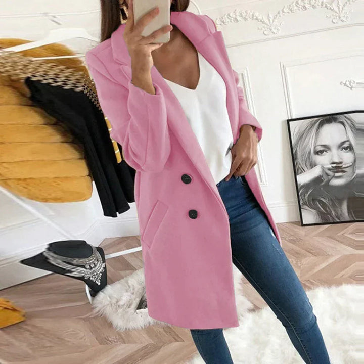 Mujer caminando con abrigo clásico, mostrando su fluidez y estilo elegante. Perfecto para la moda de invierno.