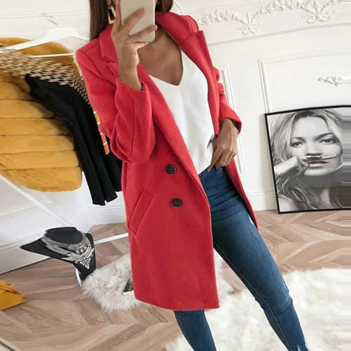 Versátil abrigo clásico de mujer, ideal para looks casuales o formales. Calidez y tendencia en invierno.