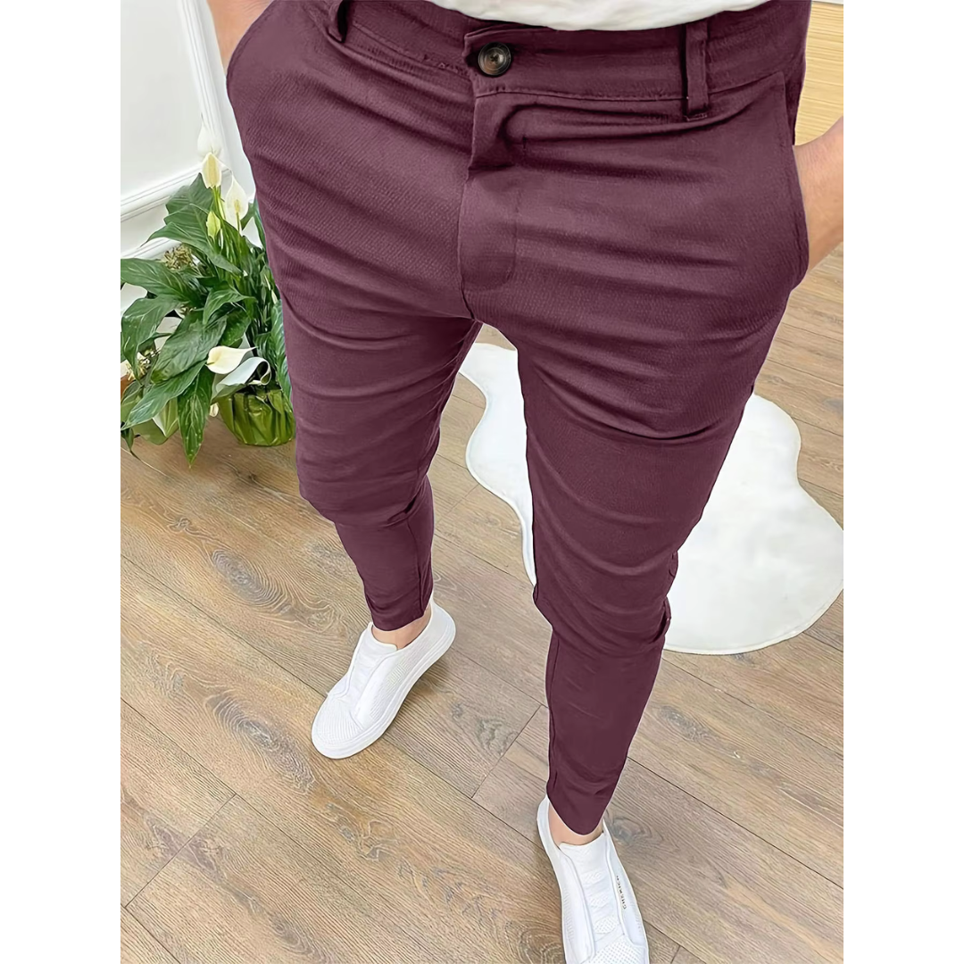 Moderno pantalón de vestir clásico para hombre, ideal para moda masculina, negocios y casual elegante.