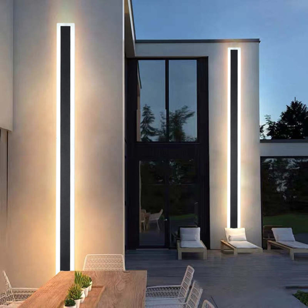 Luz lineal LED para pared de jardín, aporta un toque contemporáneo y luz ambiental exterior.