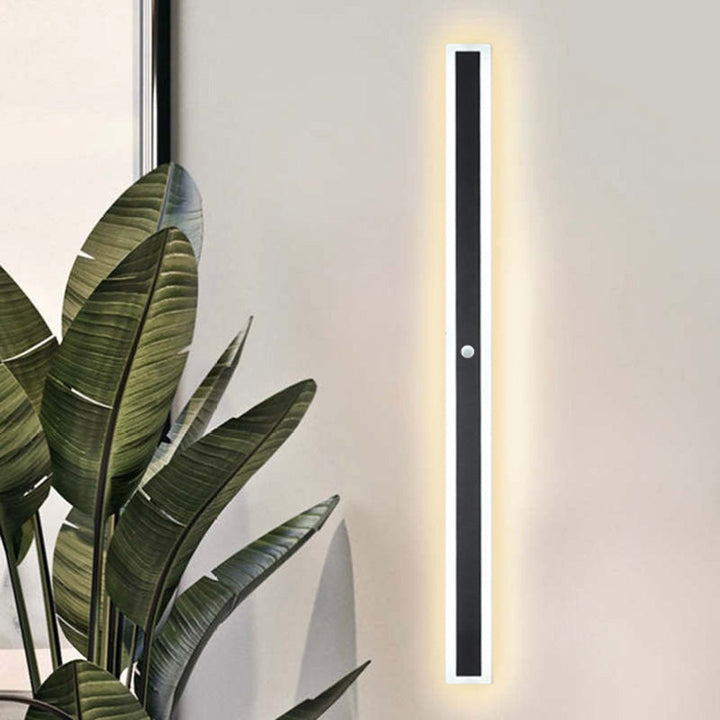 Lámpara exterior LED lineal elegante, optimiza la iluminación de pared con estilo moderno.