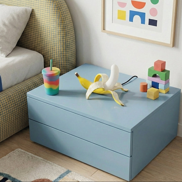 Iluminación ambiental con lámpara de mesa moderna de banana. Un toque divertido y creativo para tu hogar.