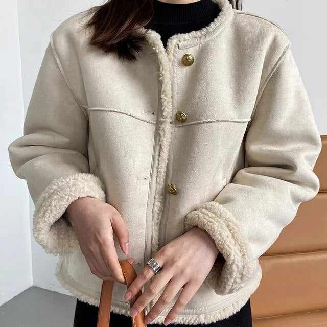 Textura suave y lujosa del abrigo de invierno para mujer. Detalle del tejido que ofrece calidez y confort.