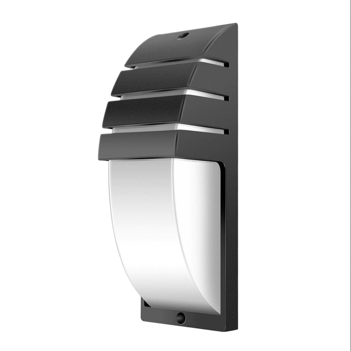 Aplique de pared LED negro para exterior con detector de movimiento, eficiencia y estilo.