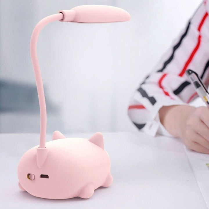 Lámpara LED de escritorio flexible con luz suave, diseño de gato, alimentada por USB para lectura.