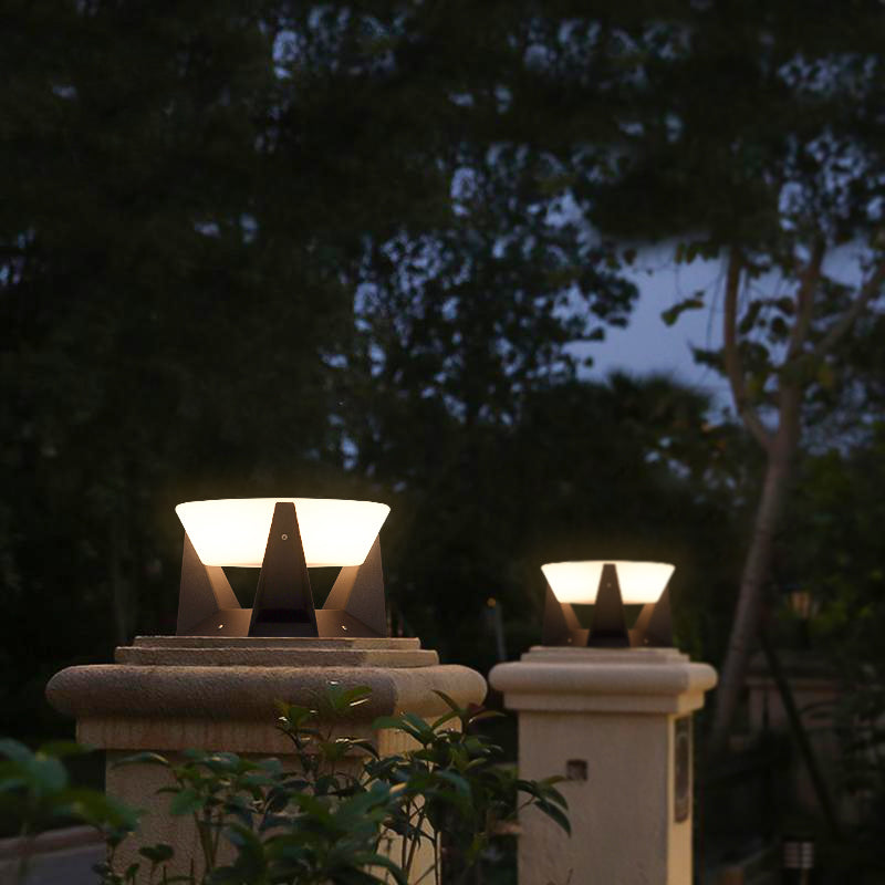 Lámpara solar LED de diseño moderno para jardín, ideal como decoración exterior y luz de camino.